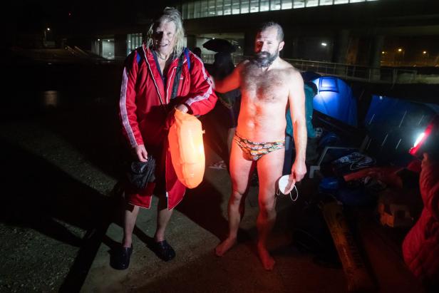 "Gegen soziale Kälte": Vollmond-Schwimmen in der Seestadt
