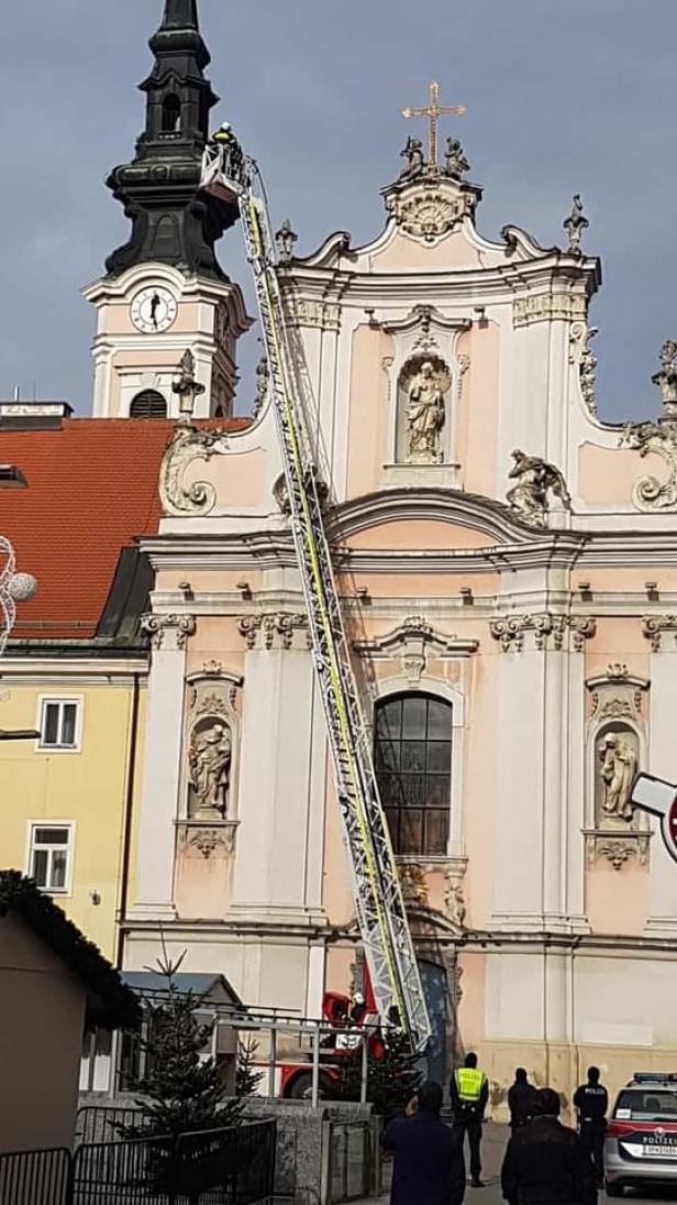 Spektakulärer Einsatz in St. Pölten: Feuerwehr sichert Kirchendach