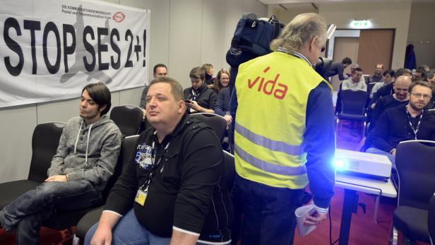 Eine Gruppe von Menschen sitzt während einer Präsentation in einem Raum.