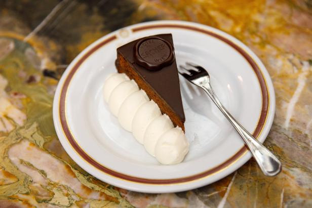 Sacher Torte mit Obers.