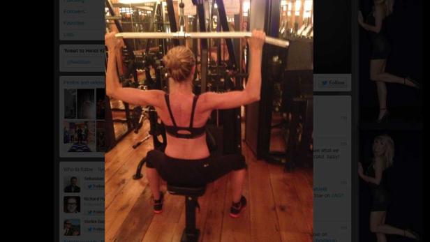 Eine Frau trainiert an einer Latzugmaschine im Fitnessstudio.