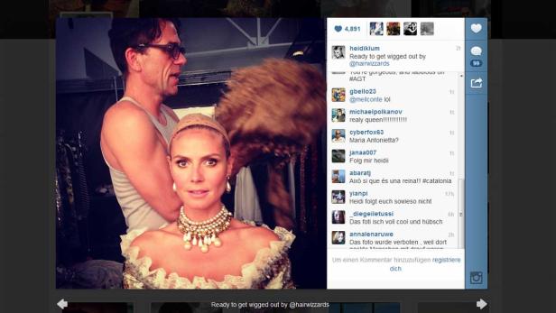 Heidi Klum mit einem Stylisten, der ihr eine Perücke aufsetzt.