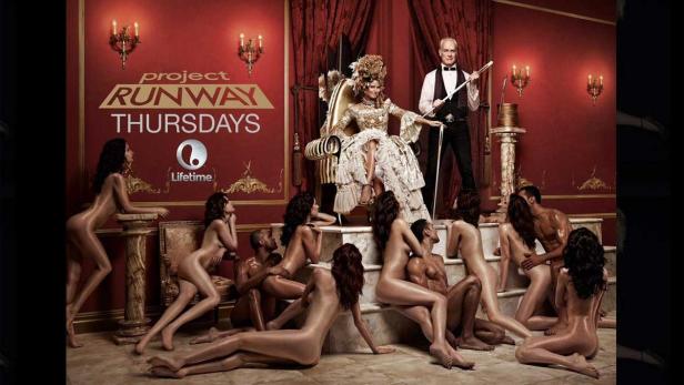 Werbebild für „Project Runway“ mit Heidi Klum auf einem Thron und Tim Gunn mit einem Taktstock, umgeben von halbnackten Models.