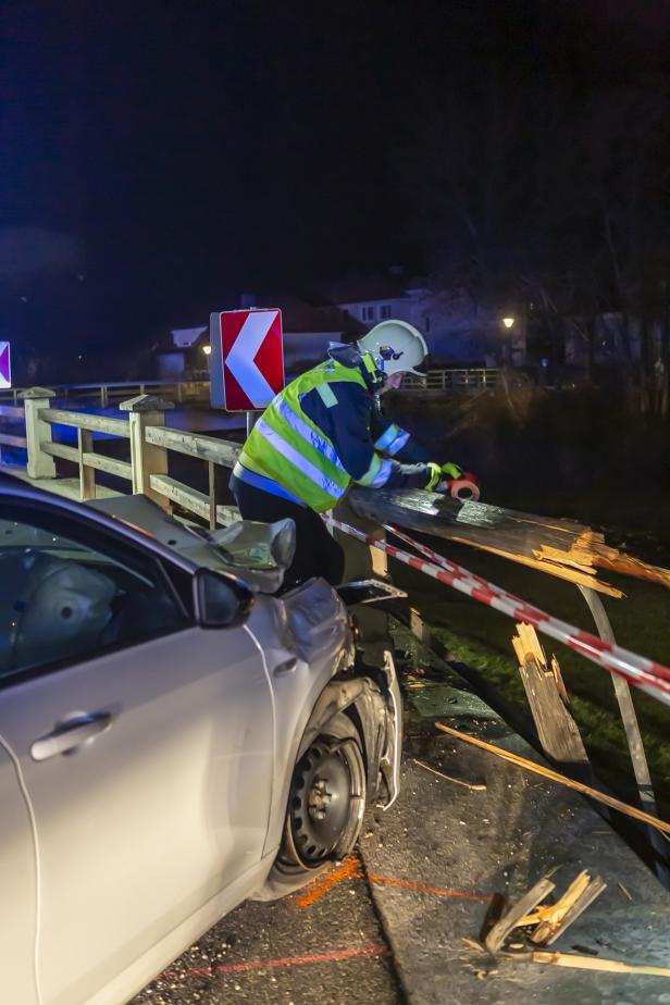 Gegen Geländer gekracht: Verkehrsunfall auf der Kremstalstraße