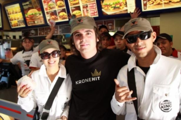 Mitarbeiter von Burger King posieren für ein Foto.