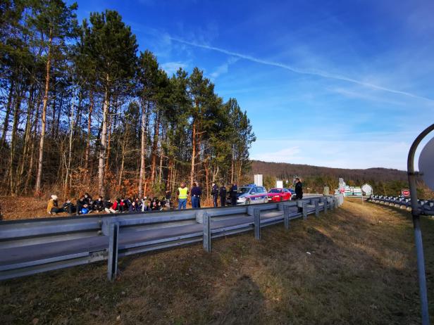 20 Flüchtlinge auf A21 aufgegriffen