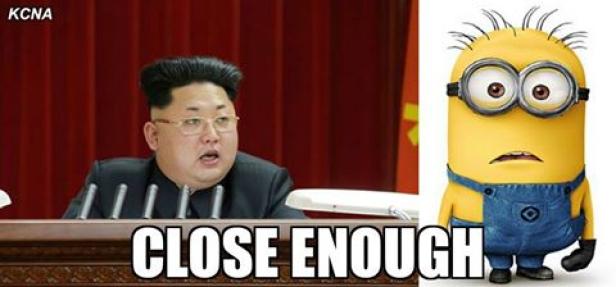 Ein Vergleich von Kim Jong-un und einem Minion mit dem Text „Close Enough“.