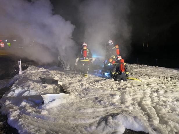 Geländewagen ging auf Autobahn in Flammen auf