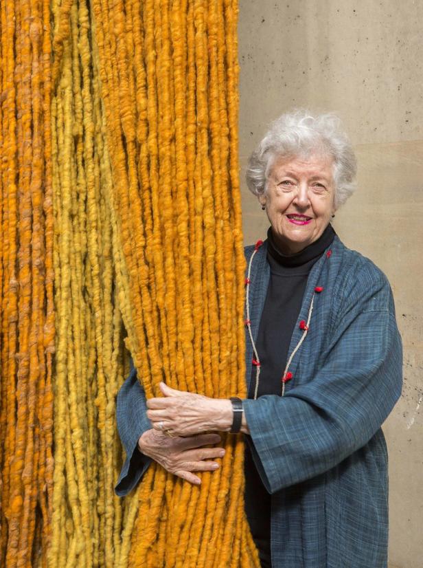 In Flausch und Bogen: Textilkünstlerin Sheila Hicks im MAK Wien