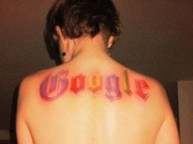 Eine Person hat ein „Google“-Tattoo auf dem oberen Rücken.