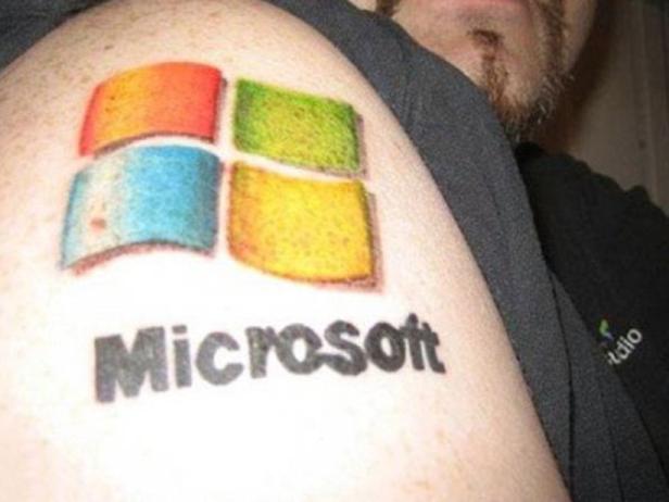 Ein Mann mit einem Tattoo des Microsoft-Logos auf seinem Oberarm.