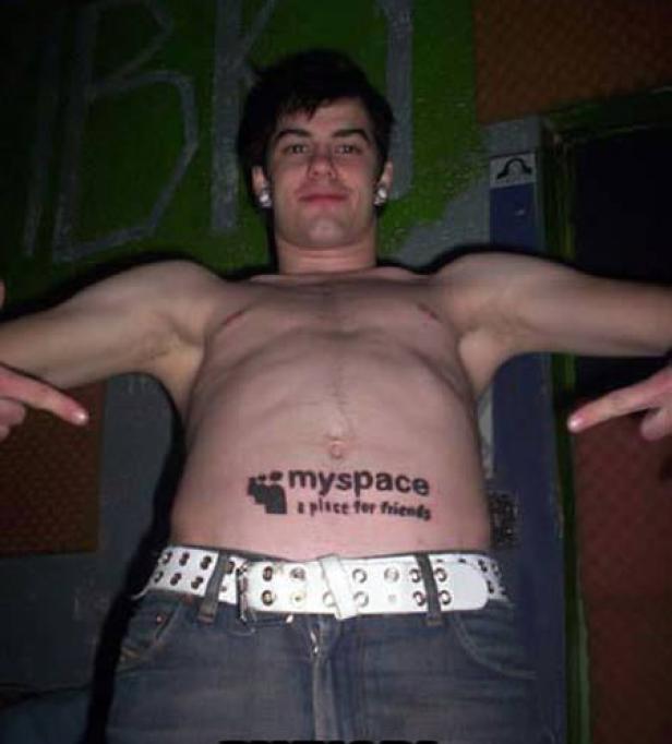 Ein Mann mit freiem Oberkörper und einer Tätowierung des MySpace-Logos auf dem Bauch.