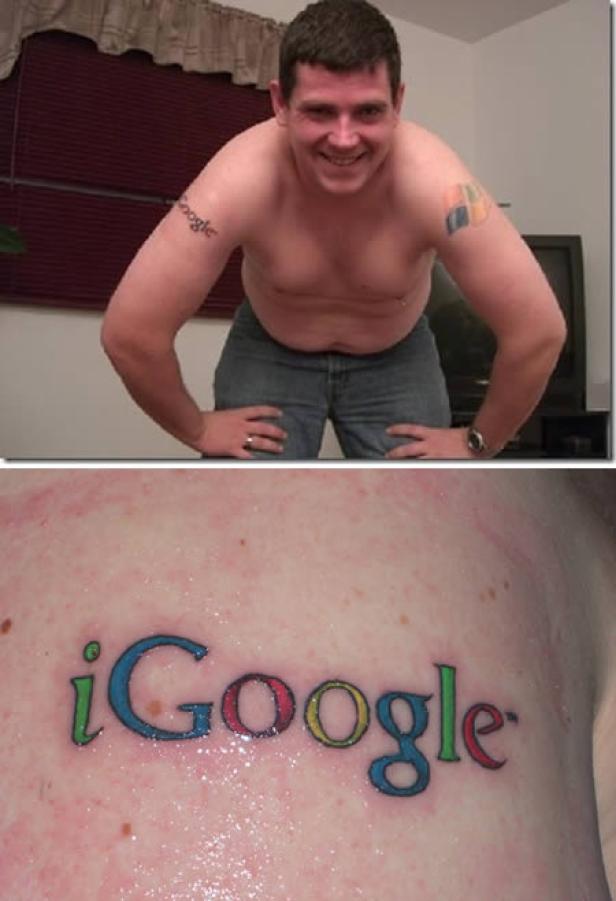 Ein Mann mit „Google“- und Windows-Tattoos posiert, während ein weiteres „iGoogle“-Tattoo nah aufgenommen wird.