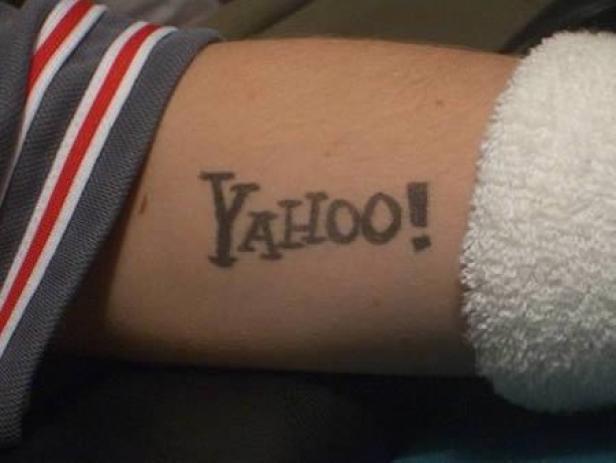 Ein Arm mit einem Tattoo des Yahoo!-Logos.