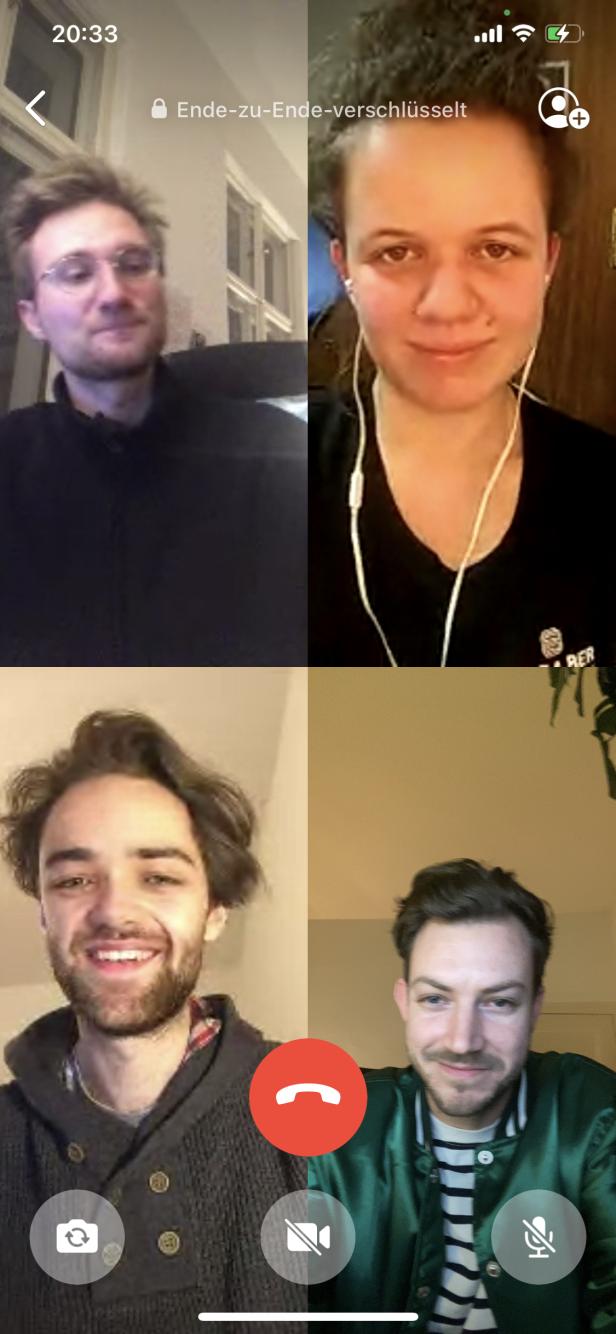 Vier Menschen in einer Online-Video-Konferenz