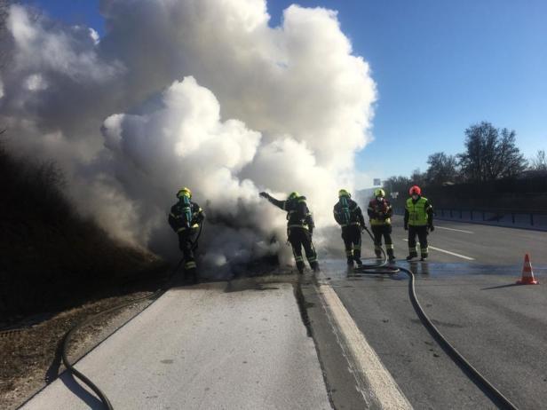 NÖ: Vollbesetzes Auto ging in Flammen auf