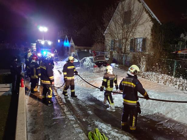 Feuerwehr im Einsatz: Auto brannte im Bezirk Krems