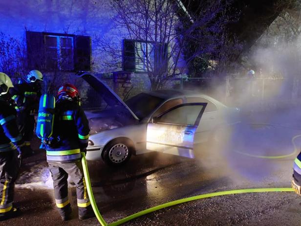 Feuerwehr im Einsatz: Auto brannte im Bezirk Krems