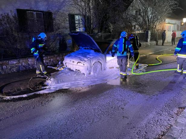 Feuerwehr im Einsatz: Auto brannte im Bezirk Krems