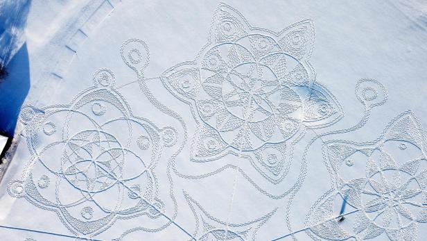 Finne schafft gigantischen "Kornkreis" im Schnee