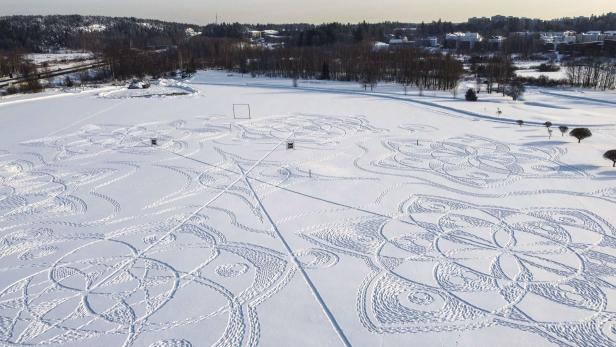 Finne schafft gigantischen "Kornkreis" im Schnee