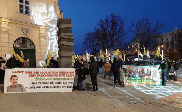 Kurdische Kundgebung auf dem Platz der Menschenrechte - auf dem es wie an anderen Orten Wiens, die mit Menschenrechten zu tun haben, bunte Lichtinstallationen gibt