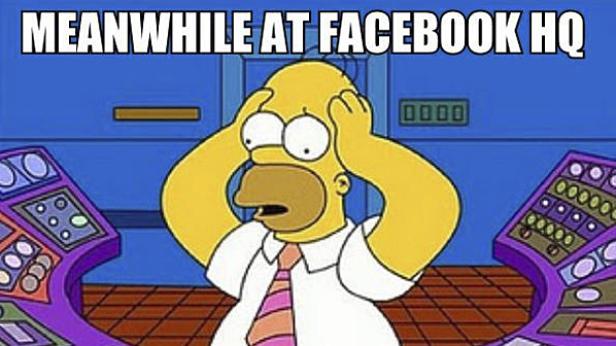 Homer Simpson steht mit panischem Gesichtsausdruck in der Facebook-Zentrale.