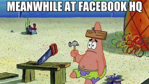 Patrick Star versucht, ein Regal zu bauen, während er ein Brett mit einem Nagel auf dem Kopf trägt.