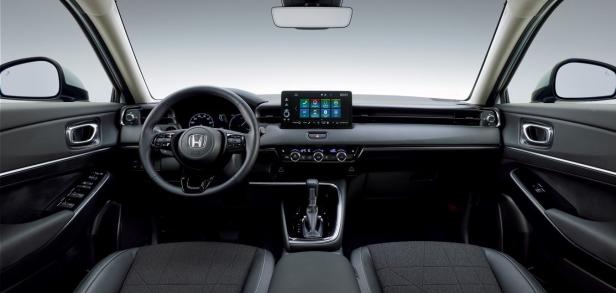 Das Interieur eines Honda HR-V e:HEV 2021 mit Blick auf das Armaturenbrett und das Lenkrad.