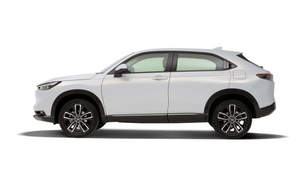 Ein weißer Honda HR-V e:HEV 2021, aufgenommen von der Seite.