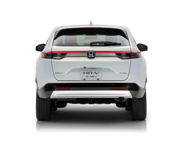 Die Rückansicht eines weißen Honda HR-V e:HEV.