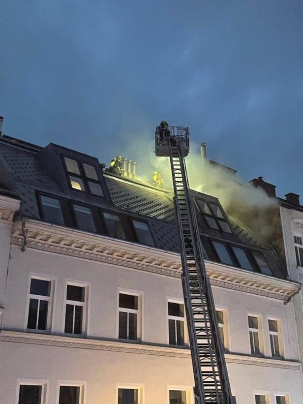 Wien: Feuerwehrleute bekämpften über drei Stunden Dachbrand