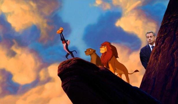 Szene aus „Der König der Löwen“ mit Nicolas Sarkozy, der hinter einem Felsen hervorschaut.