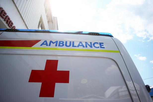 Ein Krankenwagen vor einem Gebäude an einem sonnigen Tag.