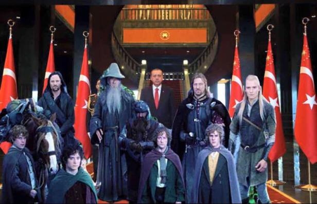 Eine Fotomontage mit Charakteren aus „Der Herr der Ringe“ und Recep Tayyip Erdoğan vor türkischen Flaggen.