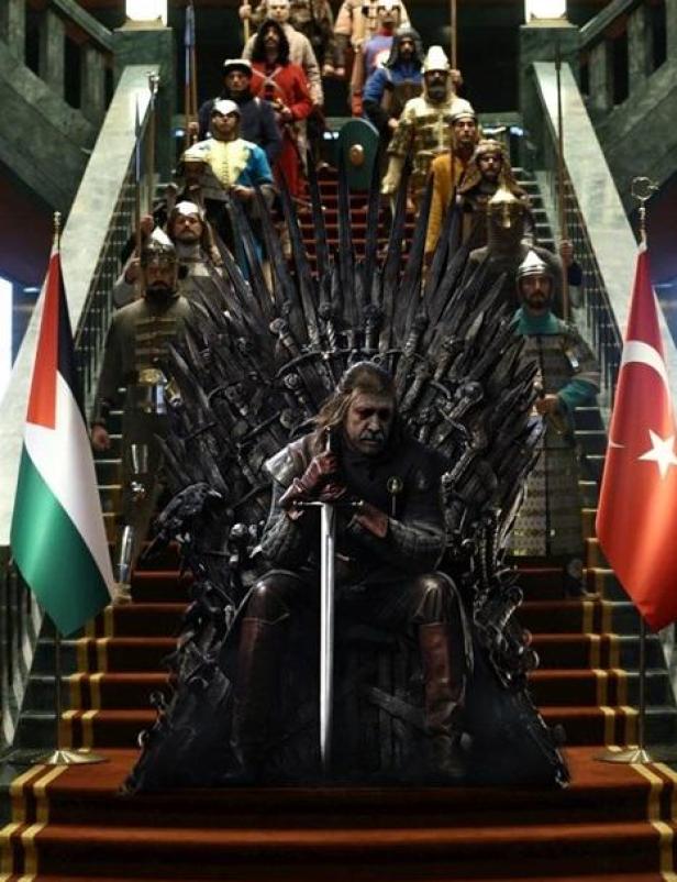 Ein Mann sitzt auf einem Thron aus Schwertern, flankiert von der türkischen und palästinensischen Flagge.