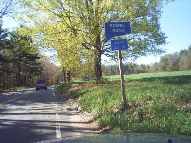 Ein Schild weist auf eine Panoramastraße hin, die in 32 Meilen beginnt.