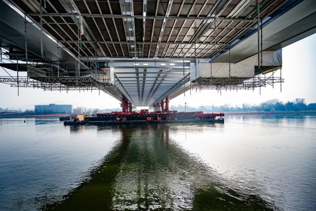 Die neue Eisenbahnbrücke in Linz nimmt Form an