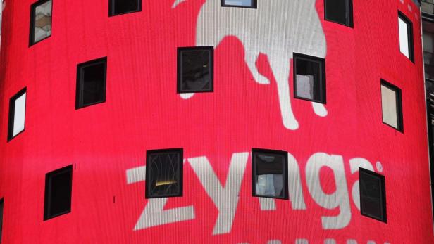 Ein Gebäude mit dem Zynga-Logo und Fensteröffnungen auf rotem Hintergrund.