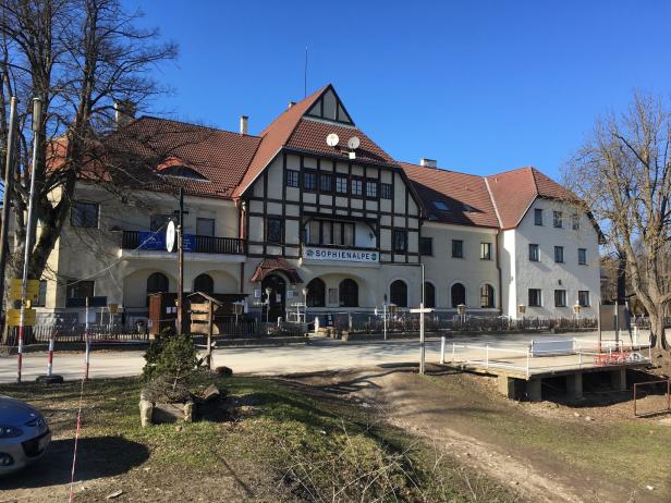 Das Hotel Sophienalpe mit seinem markanten Fachwerk unter blauem Himmel.