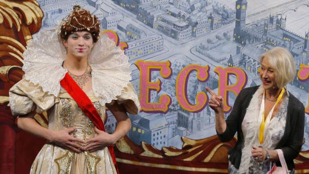 Ein Mann in historischem Kostüm steht neben Helen Mirren vor einer London-Kulisse.