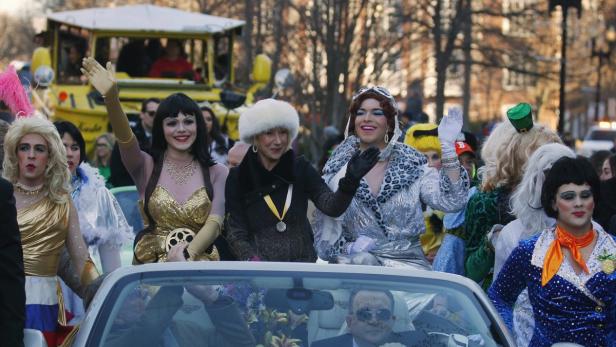 Helen Mirren nimmt an einer Parade mit Dragqueens in einem Auto teil.