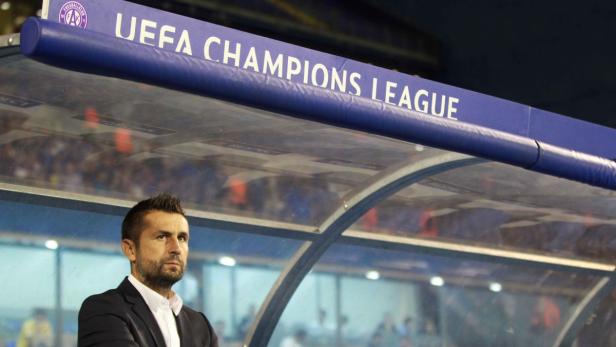 Ein Fußballtrainer steht vor der Bank der UEFA Champions League.