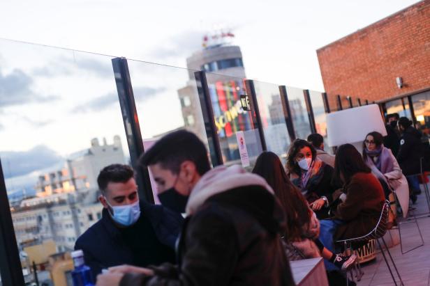 Viele Neuinfektionen, trotzdem alles offen: Madrid zieht tausende Touristen an