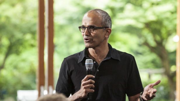 Satya Nadella spricht bei einer Veranstaltung in ein Mikrofon.