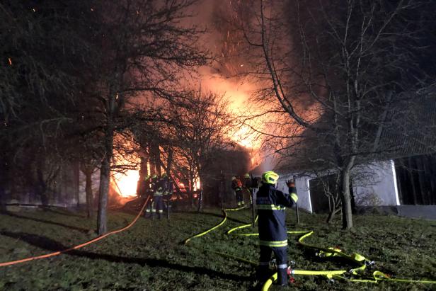 Sechs Feuerwehren bei Scheunen-Großbrand im Einsatz
