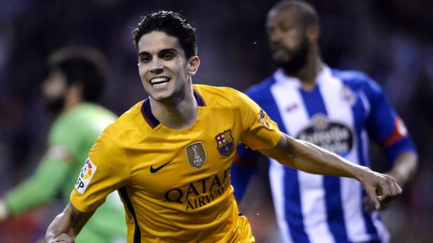 Ein lächelnder Fußballspieler im gelben Trikot von Barcelona feiert ein Tor.