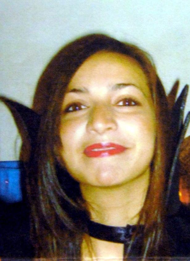 Eine Frau mit rotem Lippenstift und einem schwarzen Vampirkragen.