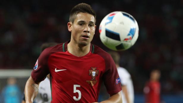 Ein portugiesischer Fußballspieler mit der Nummer 5 auf dem Trikot bei einem Spiel.