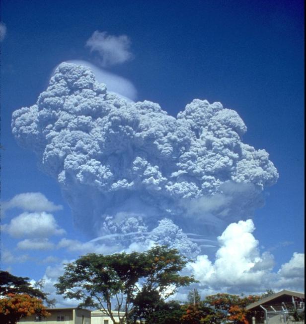 Vulkan Taal spuckt Lava: Spektakuläre Fotos von Ausbruch